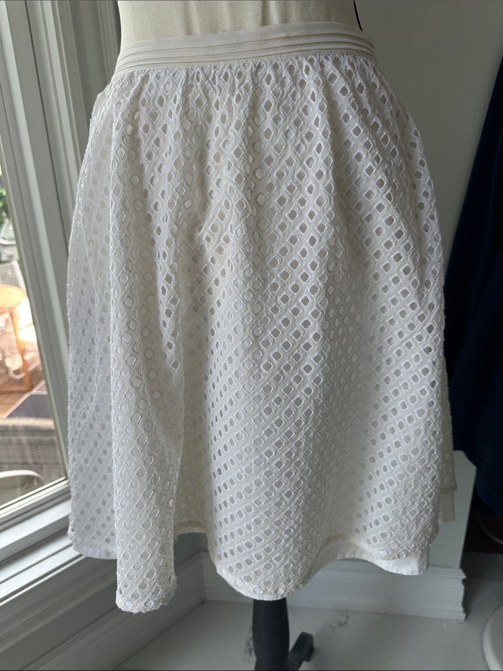 CLUB MONACO White Eyelet Lace A-Line Skirt Cotton with Front Zip Flare Size 4 - Picture 8 of 12